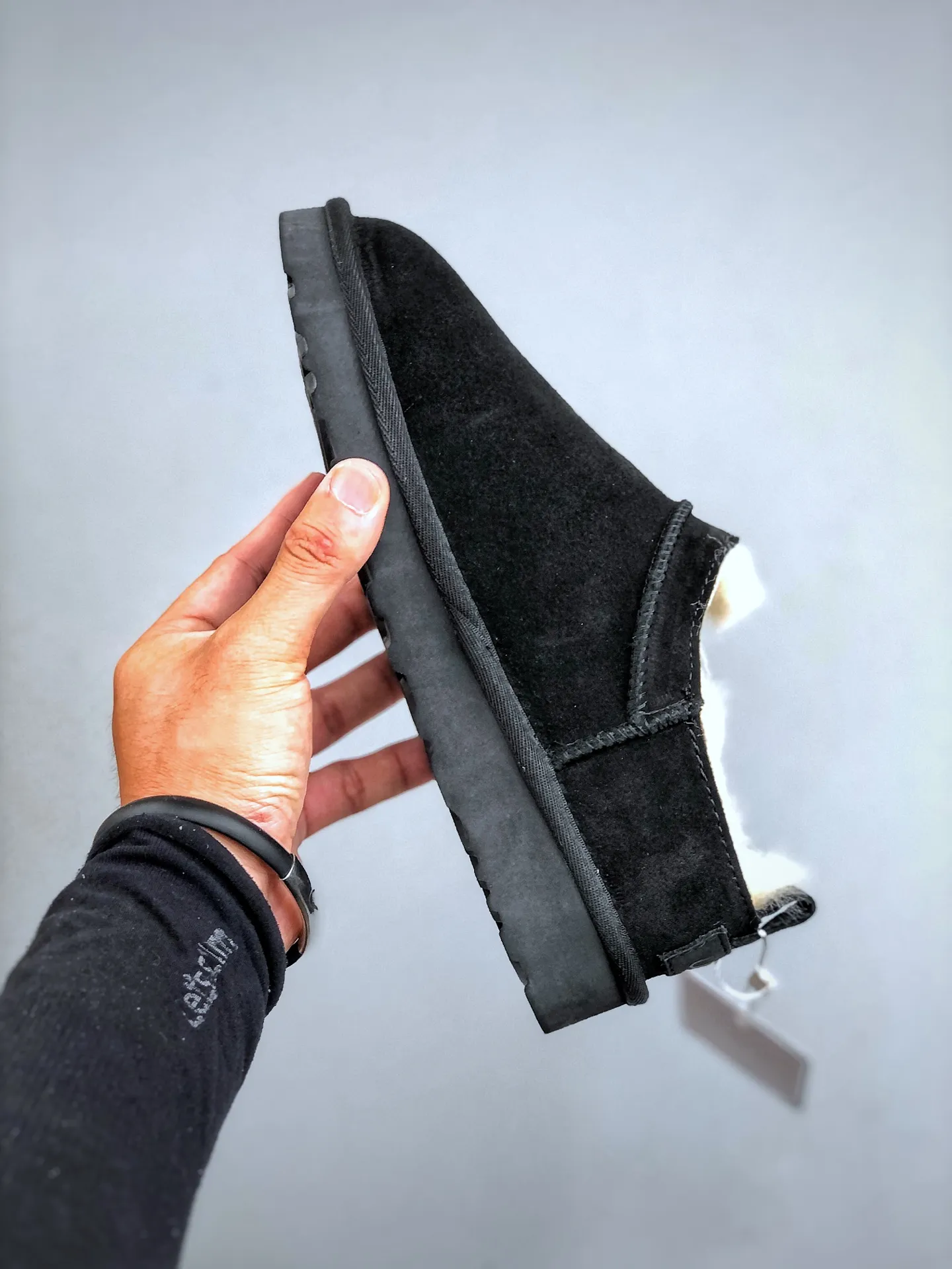 Local self-pickup💰520 supports store placement. The top version of ugg on the market. 25 new models. UGG Elea Slip-On. Thin and light slip-on. Home, office, air-conditioned room. Easy to match, super fashionable and long-leg welfare model. Produced by a large foreign trade factory in Guangzhou. Toe to insole. Genuine sheep fur integrated. Independent outer box packaging. Chip with waterproof technology. Different from any version on the market. Independently developed original outsole and cashmere insole to keep you warm in winter and suitable for home use. In recent years, uug has launched a style series that is partially geared towards the preferences of young consumers and has also moved to the forefront of fashion trends. Shoe body material Water-repellent coated suede upper 17 mm UGGPURE™ implanted wool insole Lightweight non-slip and comfortable rubber outsole With brand LOGO trademark Comes with a full set of packaging Size: 35-40
